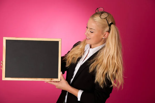 Mulher de negócios funky segurando um quadro negro em branco - professor — Fotografia de Stock