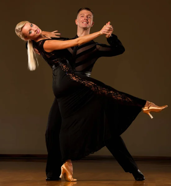 Beautiful ballroom  couple preforms their exhibition dance — Stock Photo, Image