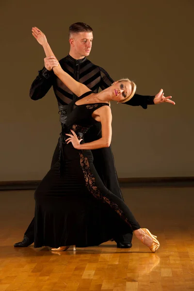 Beautiful ballroom  couple preforms their exhibition dance — Stock Photo, Image