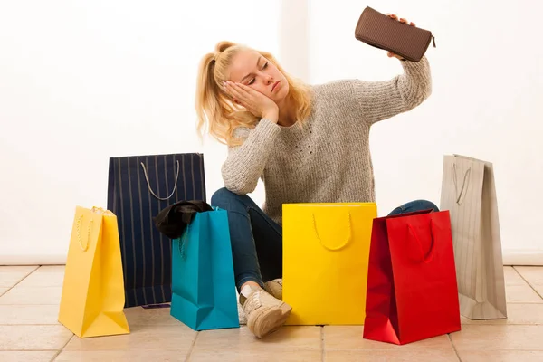 Donna arrabbiata con le borse della spesa dopo lo shopping come ha speso tutti t — Foto Stock