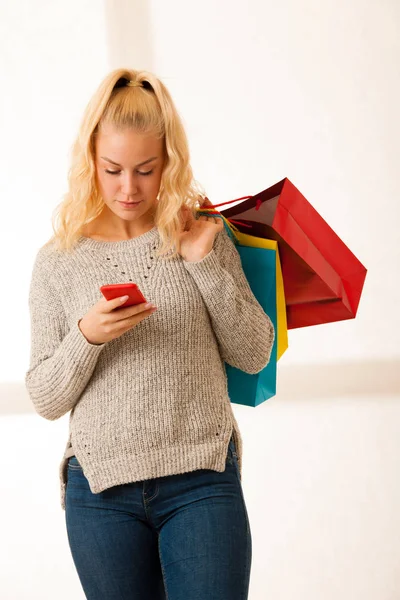 Woamn samtal på en telefon efter shopping — Stockfoto