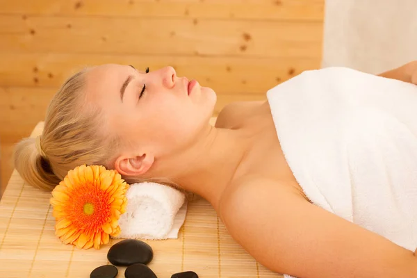 Bella donna bionda enyoing trattamento di massaggio nel salone di linfa — Foto Stock