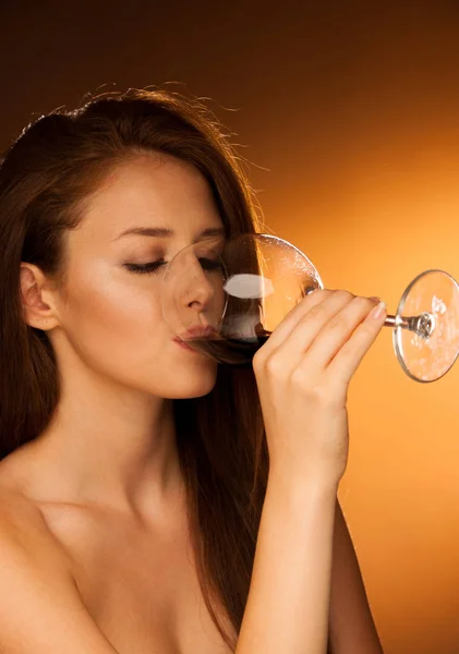 Frau trinkt Glas Rotwein — Stockfoto