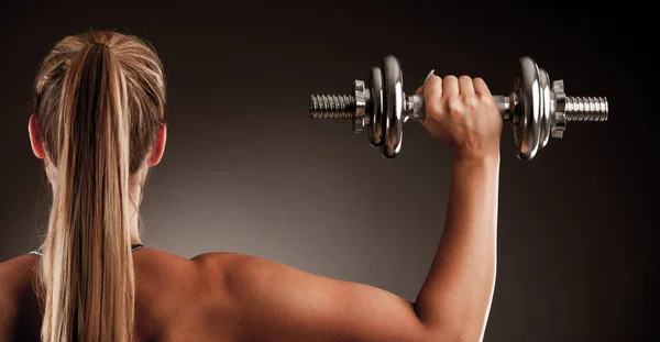 Uygun kadın egzersiz spor stüdyo fotoğrafçılığı dumbbells ile bir — Stok fotoğraf
