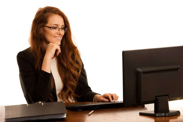 Affärskvinna fungerar på kontoret kontrollera databas på dator — Stockfoto