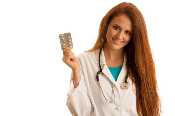 Soins de santé et médecine - jeune femme médecin isolée sur whit — Photo