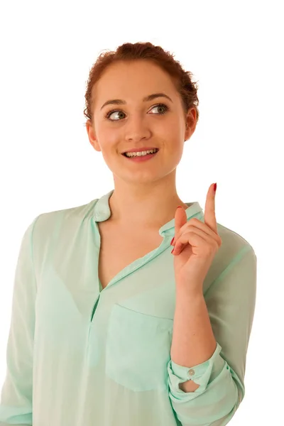 Affärskvinna som pekar för att kopiera utrymme samtidigt presentera en produkt — Stockfoto