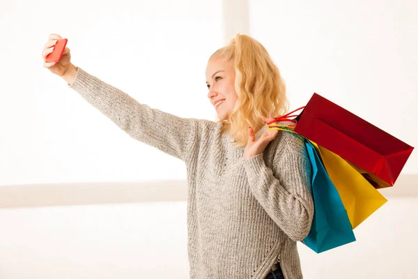 Gyönyörű szőke nő vesz selfie intelligens telefon után shop — Stock Fotó