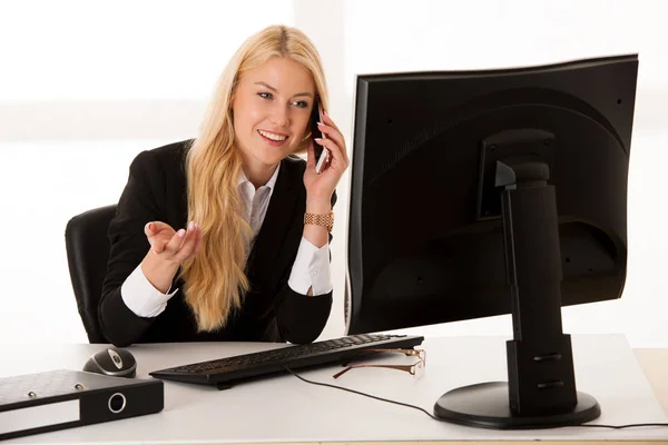 Mujer de negocios hablando por teléfono en la oficina —  Fotos de Stock