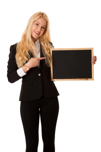 Επιχειρήσεων γυναίκα κρατώντας ένα κενό Μαυροπίνακας - δάσκαλος — Φωτογραφία Αρχείου