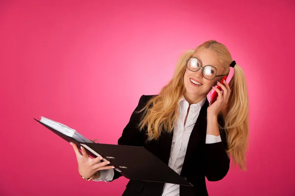 Donna d'affari in possesso di una cartella e parlando al telefono — Foto Stock