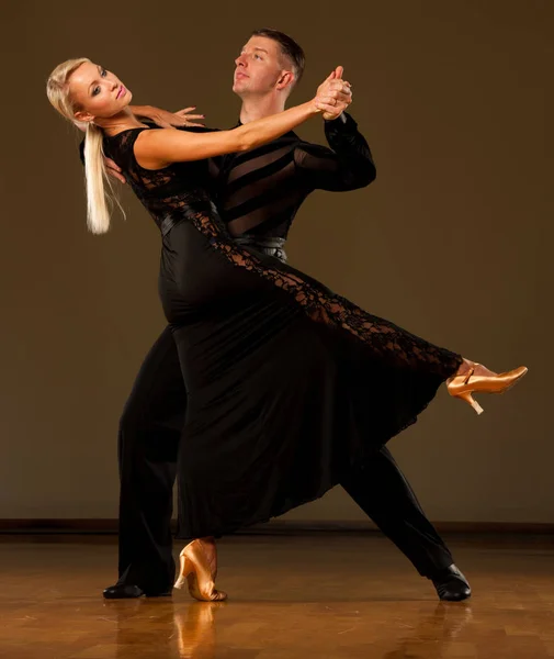 Hermosa pareja de salón preforma su danza exposición — Foto de Stock