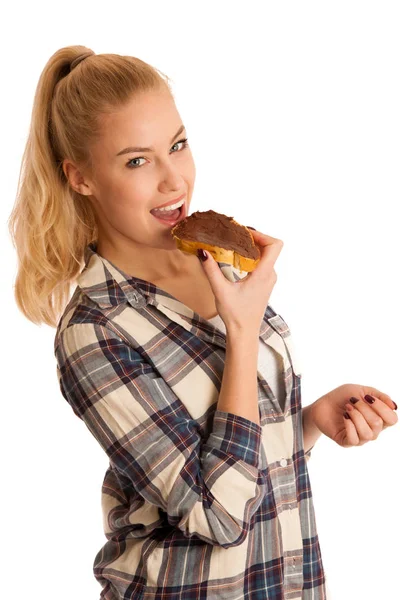 Ung blond kvinna äta frukost bröd och nougat sprida isola — Stockfoto