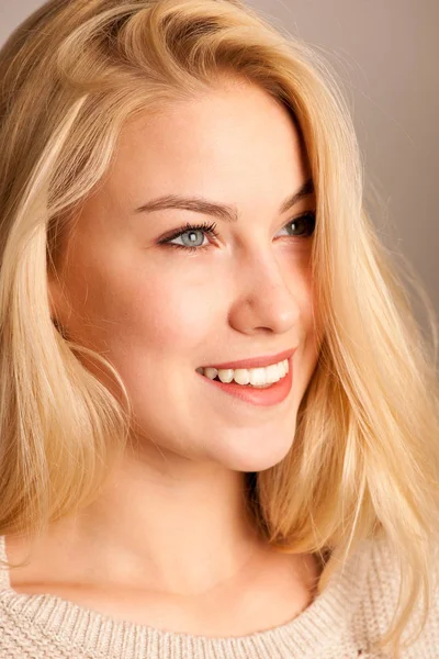 Portret van de schoonheid van een schattige blonde vrouw — Stockfoto