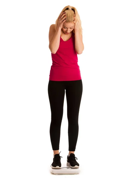 Endişeli kadın ağırlık ölçüm ölçek üzerinde duran — Stok fotoğraf
