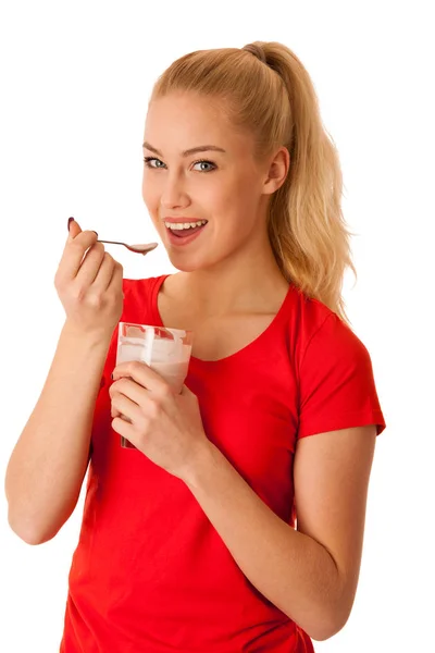 Mulher loira bonito comer iogurte de frutas isolado sobre backgr branco — Fotografia de Stock