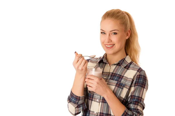 Söt blond kvinna äta fruktyoghurt isolerade över vita bakgr — Stockfoto