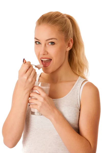 Ładny blond kobieta jedzenie jogurt owocowy na białym tle nad białym tle — Zdjęcie stockowe