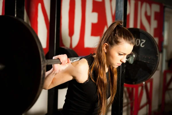 Allenamento femminile in palestra con bilancieri powerlift workou — Foto Stock