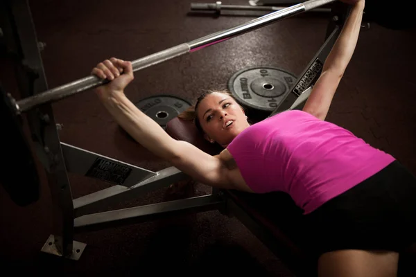 Женская тренировка в тренажерном зале с штангой - силовой лифт тренировки — стоковое фото