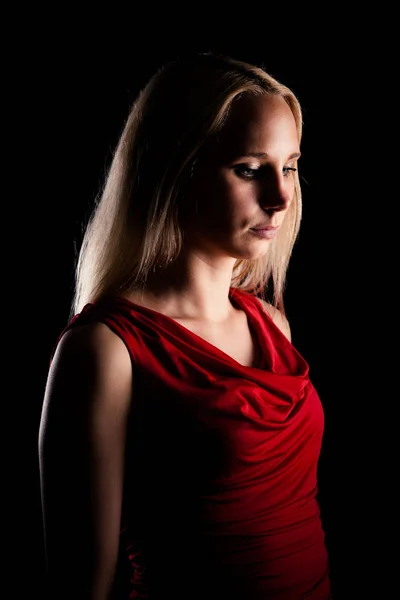 Retrato de belleza oscura de una hermosa joven con camisa roja — Foto de Stock