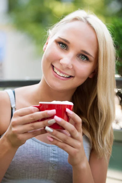 Kvinna dricker kaffe utomhus på en varm sommar afternooon — Stockfoto