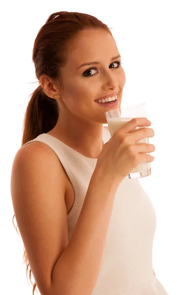 Kvinna som dricker mjölk på morgonen isolerade över vita bak — Stockfoto