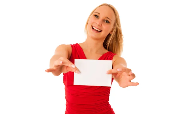 Niedliche blonde Frau mit leerem weißen Banner in ihren Händen lächelnd ist — Stockfoto