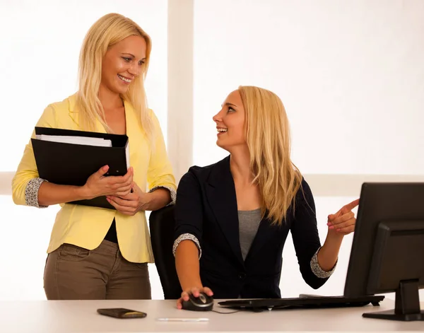 Bedrijf-team - twee vrouwen werken in de office-controle database — Stockfoto