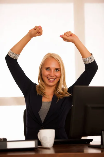 ビジネスの成功・勝利や背後にある勝利を祝う女性 — ストック写真