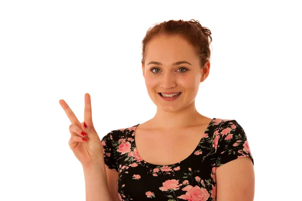 Mujer mostrando V con los dedos como un gesto de victoria y s —  Fotos de Stock