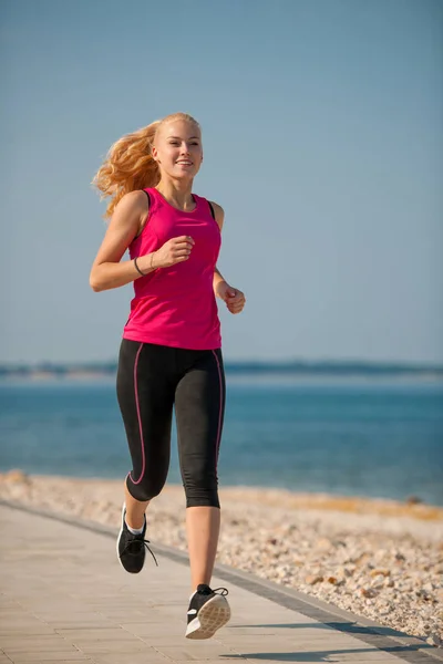 Joggen in th strand - vrouw runns in de buurt van de zee op vroege zomer morni — Stockfoto