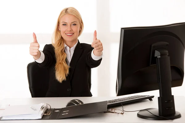 Бізнес-леді показує великі пальці вгору як жест успіху ізольовані — стокове фото