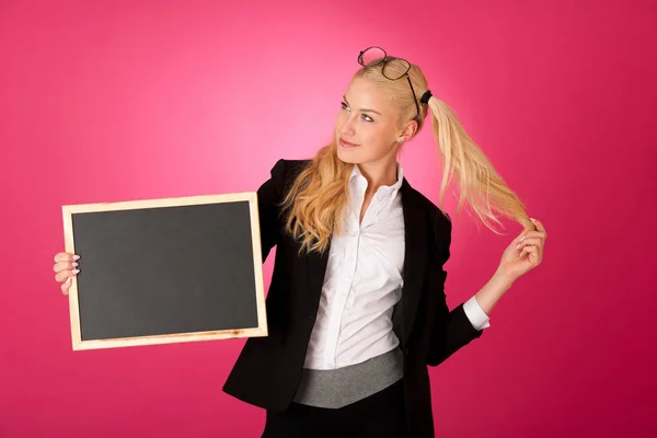 Funky zakenvrouw die houden van een leeg schoolbord - leraar — Stockfoto