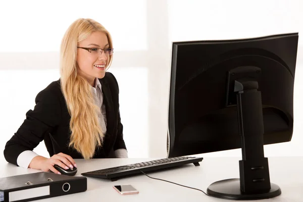 Beautiful manager  - business woman works  on computer in her of — Stock Photo, Image