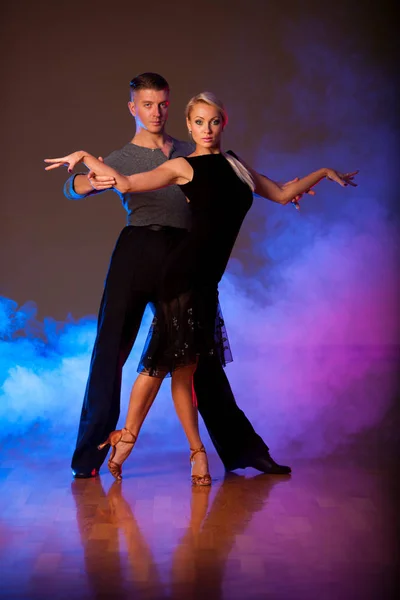 Beautiful ballroom couple preforming their pasonate exhibition d — Stock Photo, Image