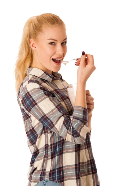 Mulher loira bonito comer iogurte de frutas isolado sobre backgr branco — Fotografia de Stock