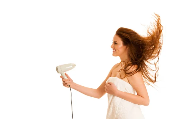 Hermosa joven mujer seca el cabello con un secador de pelo — Foto de Stock