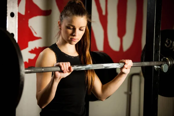 Allenamento femminile in palestra con bilancieri powerlift workou — Foto Stock