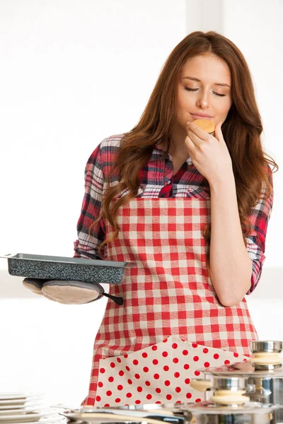 Woman baking cookies in the kitchen — Stock Photo, Image