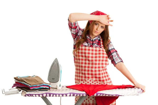 Mujer cansada planchado aislado sobre fondo blanco — Foto de Stock