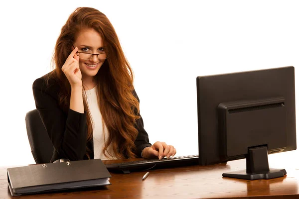 Mujer de negocios trabaja en la base de datos de comprobación de oficina en el ordenador — Foto de Stock