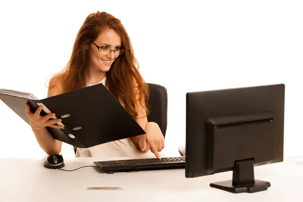 Mulher de negócios trabalha no escritório verificando banco de dados no computador — Fotografia de Stock