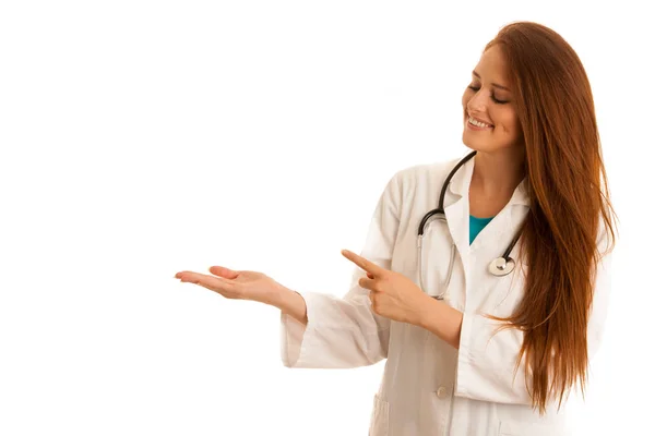 Охорона здоров'я та медицина - молода жінка-лікар ізольована над білим — стокове фото
