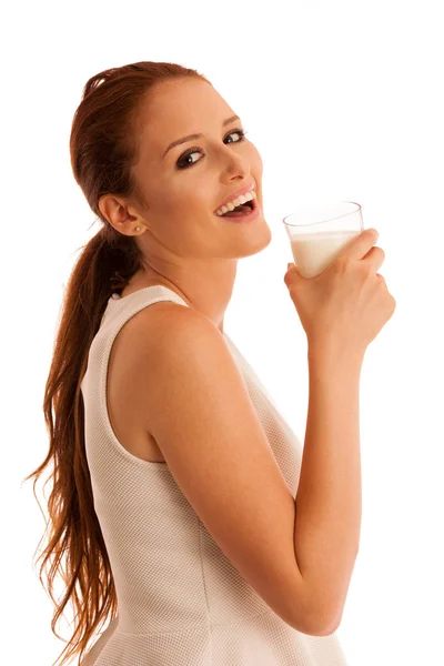 Mulher bebendo leite de manhã isolado sobre backgroun branco — Fotografia de Stock