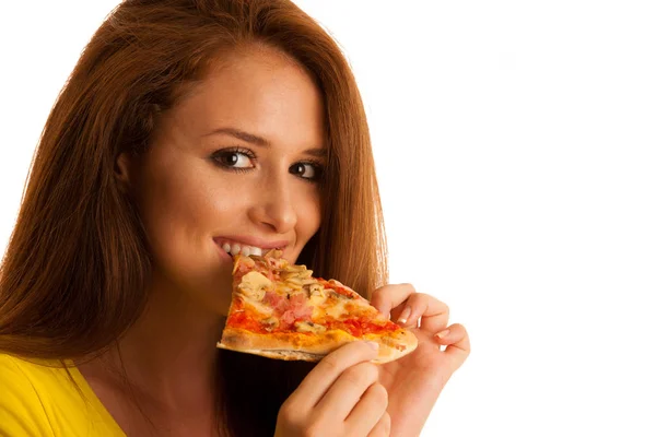 Donna mangia deliziosa pizza isolata su sfondo bianco — Foto Stock