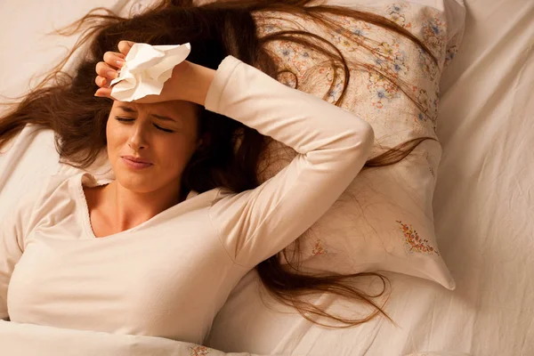 Mujer enferma que tiene dolor de cabeza y sensación de malestar —  Fotos de Stock