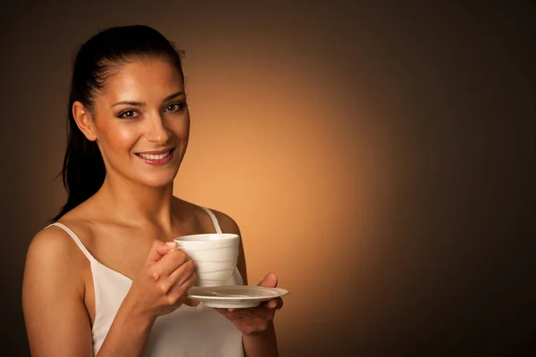 Jovem elegante com uma xícara de café — Fotografia de Stock