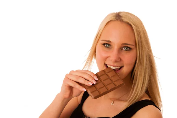 Hermosa mujer joven come chocolate aislado sobre fondo blanco — Foto de Stock