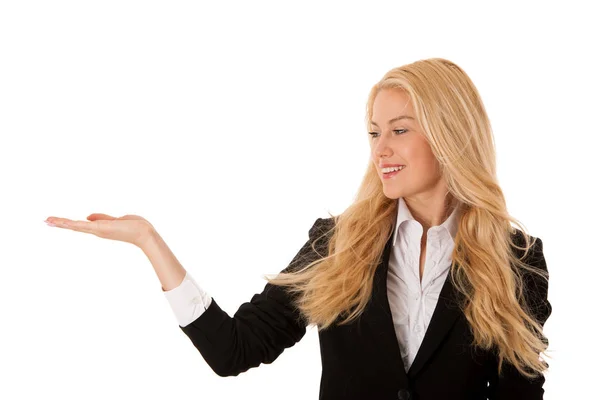 Frau zeigt auf cpoy space - Arm halten, als würde sie ein Produkt präsentieren — Stockfoto